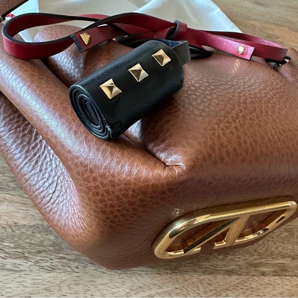🆕 Valentino Garavani Small Leather Rockstud Shoulder Bucket Bag or Crossbody - Picture 9 of 17